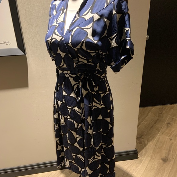 DVF Graphic patterned silk wrap dress - Picture 2 of 3